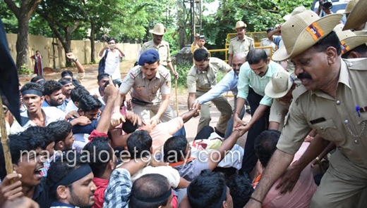 Protest against Tipu Jayanthi 6